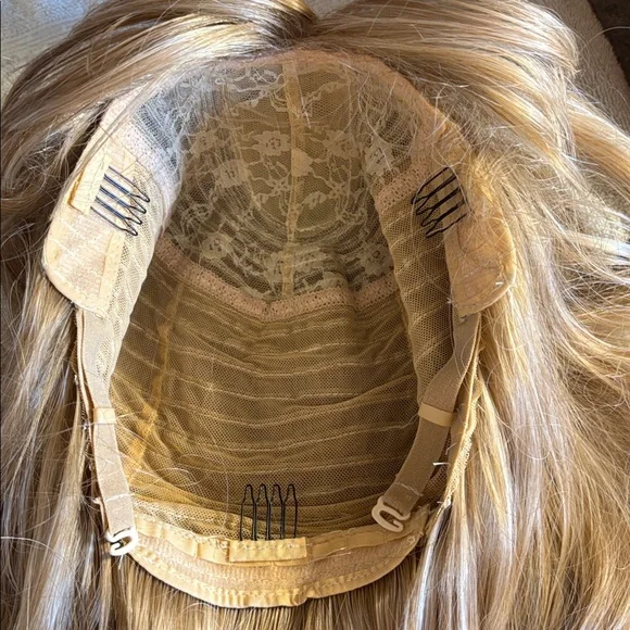 Blonde synthetic wig 28 inch - Picture 9 of 11